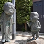 のんのんばあ（左）と少年時代の水木しげるさんの像＝いずれも鳥取県境港市（（ｃ）水木プロ）