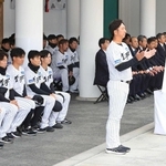 玉串を納め、かしわ手を打つ阪神タイガースの藤川球児新監督（手前右）＝６日午前、西宮神社