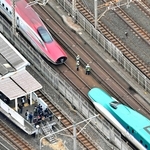 連結が外れ、ＪＲ西日暮里駅付近に停車した東北新幹線の「はやぶさ・こまち２１号」＝６日午後１時３３分、東京都荒川区
