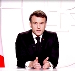 ５日、テレビ演説するフランスのマクロン大統領（中央）（ロイター＝共同）