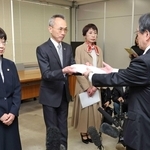 第三者調査委員会の調査報告書を受け取る小畑由起夫兵庫県代表監査委員（右）＝１９日午後、兵庫県庁