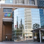 ２０２５年度の「営業終了候補店」となったコープ兵庫が入るビル＝神戸市兵庫区駅南通５