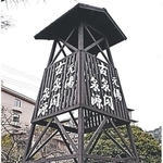 旅館「古泉閣」の泉源を示すやぐら。太閤橋のたもとに立つ＝神戸市北区有馬町