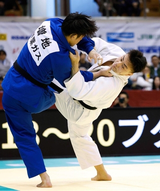 男子１００キロ級決勝　増地遼汰朗（左）を破り初優勝した新井道大