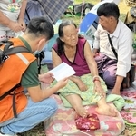 ＣＯＤＥが連携する現地ボランティアから届いた写真。被災者から聞き取りをしている様子＝ミャンマー中部（ＣＯＤＥ海外災害援助市民センター提供）