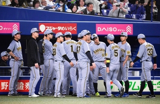 延長戦の末、中日にサヨナラ負けし引き揚げる阪神ナイン