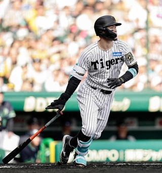 ６回阪神２死二塁、佐藤輝が右中間に適時三塁打を放つ