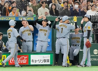 ２回、２ランを放った森下（１）を迎える才木（右端）ら阪神ナイン