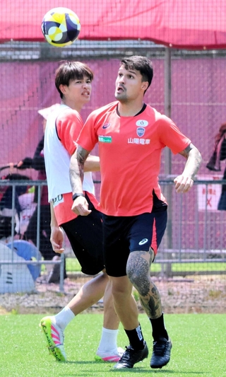実戦復帰し、連敗脱出へ闘志を燃やす神戸のトゥーレル（手前）＝神戸市西区、いぶきの森球技場