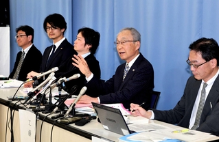 県保有情報の漏えい疑いを巡り、調査報告書について説明する第三者調査委員会の工藤涼二委員長（右から２人目）ら＝１３日午後、神戸市中央区（撮影・小林良多）