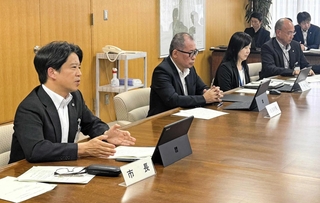 和解案について説明する加古川市の岡田康裕市長（左端）ら＝加古川市役所