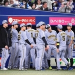 延長戦の末、中日にサヨナラ負けし引き揚げる阪神ナイン
