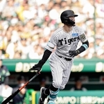 ６回阪神２死二塁、佐藤輝が右中間に適時三塁打を放つ