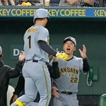 ４回、同点ソロを放った森下（１）を迎える阪神・藤川監督