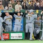 ２回、２ランを放った森下（１）を迎える才木（右端）ら阪神ナイン