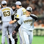 ４回、降板する阪神先発の門別（手前）