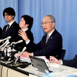 県保有情報の漏えい疑いを巡り、調査報告書について説明する第三者調査委員会の工藤涼二委員長（右から２人目）ら＝１３日午後、神戸市中央区（撮影・小林良多）