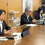 和解案について説明する加古川市の岡田康裕市長（左端）ら＝加古川市役所