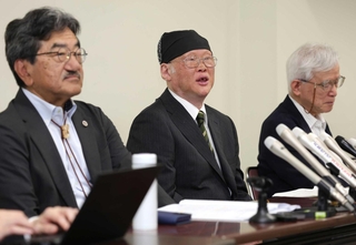 斎藤元彦知事ら３人への告発状を出し、会見する神戸学院大の上脇博之教授（中央）ら＝１０日午前、神戸市中央区橘通３（撮影・笠原次郎）