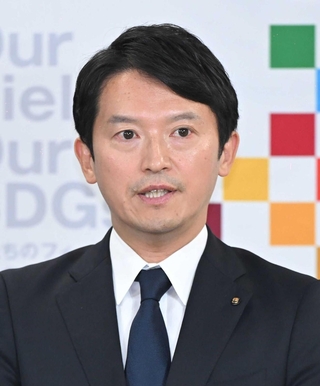 定例会見で質問に応じる兵庫県の斎藤元彦知事＝１１日午後、神戸市中央区、兵庫県庁（撮影・大田将之）