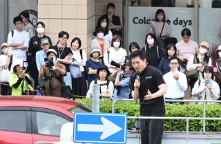 街頭演説をする日本維新の会の吉村洋文代表＝７日午後、尼崎市潮江１（撮影・大田将之）