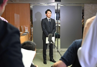 県人事課が削除要請を発表した日、報道陣の囲み取材を受ける斎藤元彦知事＝５月２７日午後、兵庫県庁