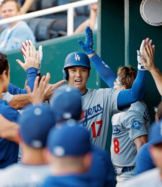 ロイヤルズ戦の１回、２試合連続本塁打となる２９号ソロを放ち、ベンチで祝福されるドジャース・大谷（共同）