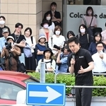 街頭演説をする日本維新の会の吉村洋文代表＝７日午後、尼崎市潮江１（撮影・大田将之）