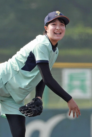 開幕試合で始球式を務めた中谷ももこさん＝明石トーカロ（撮影・小林良多）