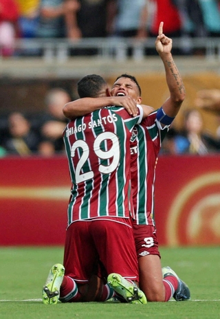 アルヒラルに勝利し４強入りを決め、喜ぶフルミネンセのチアゴシウバ（右）ら（ロイター＝共同）