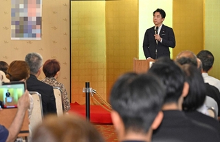 候補者の応援に駆け付けた小泉進次郎農相＝５日午後、神戸市長田区、長田神社（撮影・大田将之、画像の一部を加工しています）