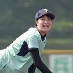 開幕試合で始球式を務めた中谷ももこさん＝明石トーカロ（撮影・小林良多）