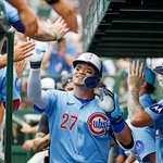 カージナルス戦の１回、先制の２４号ソロを放ち、ベンチで迎えられるカブス・鈴木（共同）