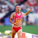 女子８００メートル決勝　ゴールする久保凜。日本新記録の１分５９秒５２で２連覇した