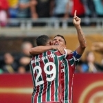 アルヒラルに勝利し４強入りを決め、喜ぶフルミネンセのチアゴシウバ（右）ら（ロイター＝共同）