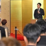 候補者の応援に駆け付けた小泉進次郎農相＝５日午後、神戸市長田区、長田神社（撮影・大田将之、画像の一部を加工しています）