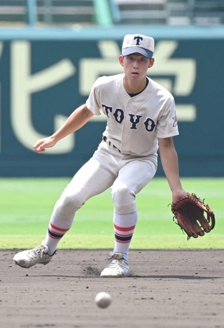 攻守の要として東洋大姫路を束ねる渡辺拓＝１日、甲子園（撮影・大田将之）