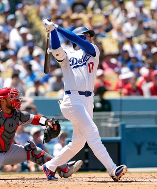 カージナルス戦の３回、３９号２ランを放つドジャース・大谷。メジャー通算千安打を達成した（共同）