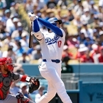 カージナルス戦の３回、３９号２ランを放つドジャース・大谷。メジャー通算千安打を達成した（共同）