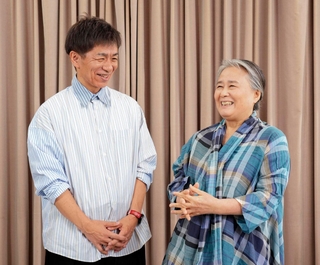 夏井いつき（右）と水野雅之。俳句と番組制作に関し、互いに口は出さないという