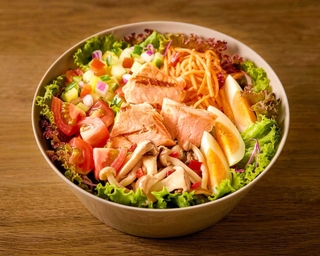 新ブランド店で提供する「宮城県産サーモングリルときのこのサラダ」（ロック・フィールド提供）