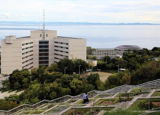 淡路夢舞台のホテル（奥左）と国際会議場（奥右）＝淡路市夢舞台（撮影・荻野俊太郎）