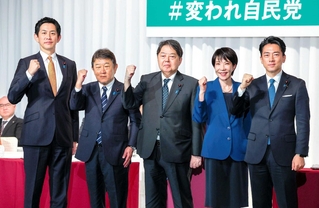 所見発表演説会を終え、ポーズを取る自民党総裁選に立候補した５氏。（左から）小林鷹之元経済安保相、茂木敏充前幹事長、林芳正官房長官、高市早苗前経済安保相、小泉進次郎農相＝２２日午後、東京・永田町の同党本部