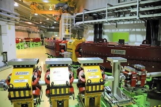 巨大な施設の内部は工場のようだった＝たつの市新宮町光都１、粒子線医療センター