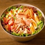 新ブランド店で提供する「宮城県産サーモングリルときのこのサラダ」（ロック・フィールド提供）