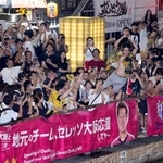 阪神タイガースが２年ぶりのセ・リーグ優勝を決め、大阪・道頓堀に集まった人たち＝７日夜