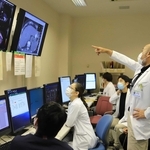 粒子線治療の細かい手法について検討を重ねる沖本智昭院長（右端）ら＝たつの市新宮町光都１、粒子線医療センター（画像の一部を加工しています）