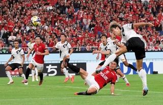 浦和－神戸　前半、神戸の宮代がＰＫを止められ、こぼれ球に詰めた大迫（右端）のシュートも外れる（撮影・井川朋宏）