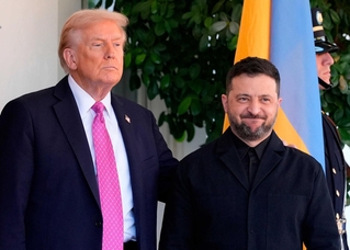 １７日、米ホワイトハウスでウクライナのゼレンスキー大統領（右）を出迎えたトランプ米大統領（ＡＰ＝共同）