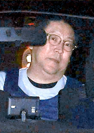 警察車両で送検される立花孝志容疑者＝１０日午前９時４１分、神戸市中央区下山手通５